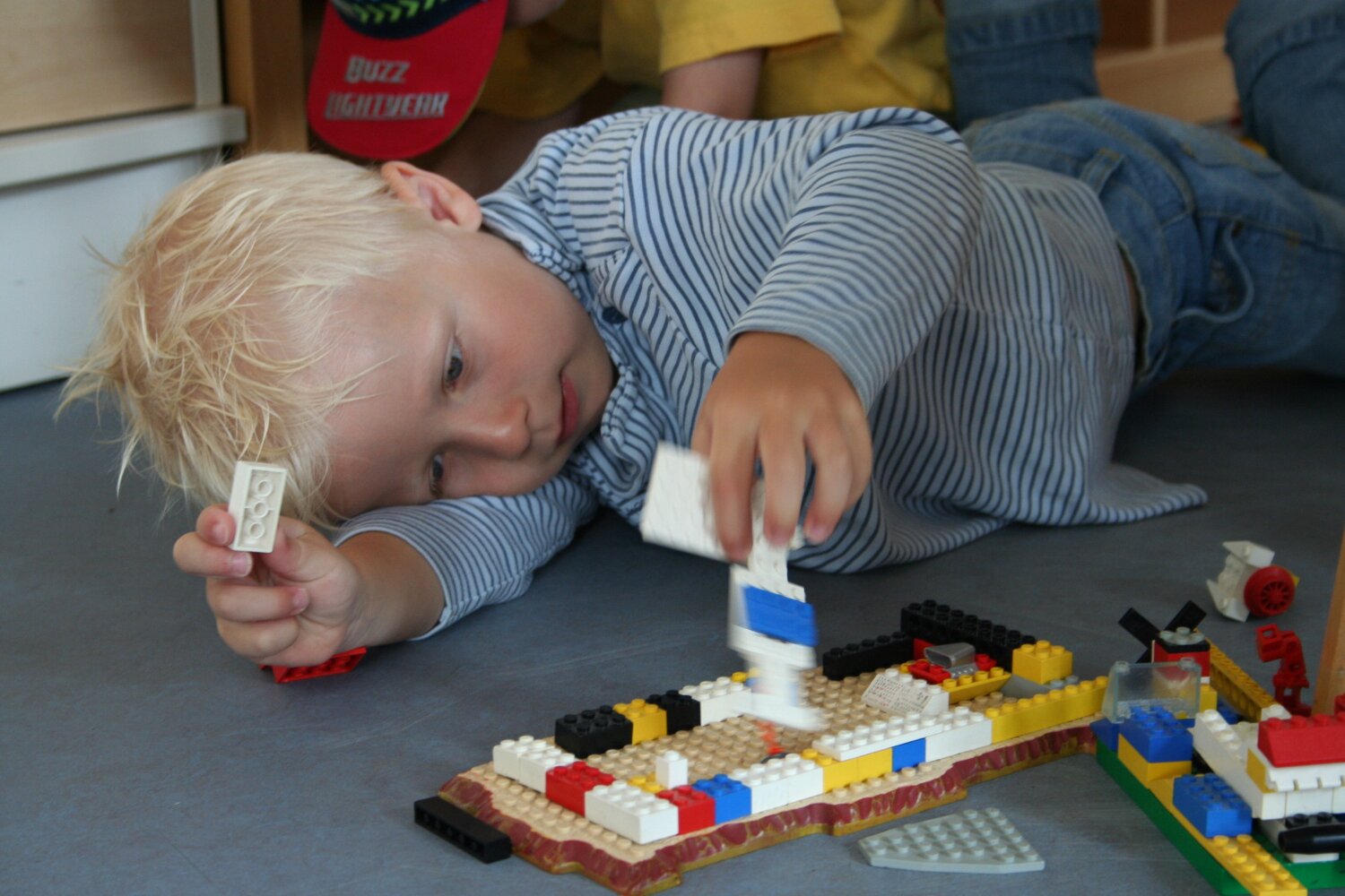 Ein Kind baut ein Lego-Schiff